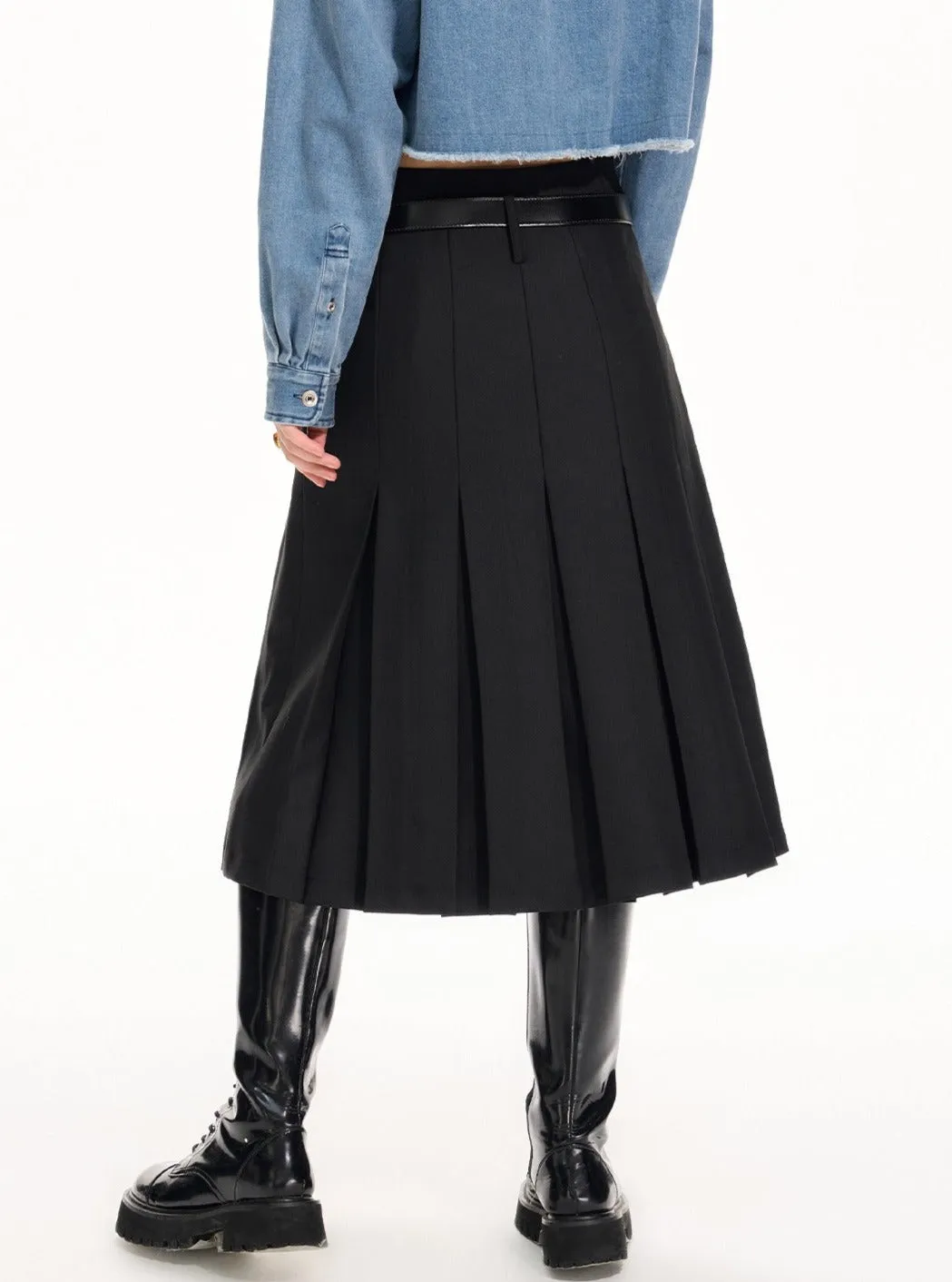 High-waisted pleated skirt